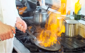 自慢の料理を心をこめてつくる厨房