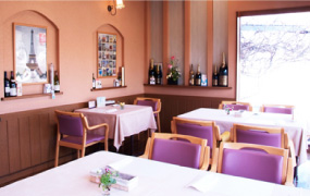 四季折々のお花が楽しめるレストランフロアー