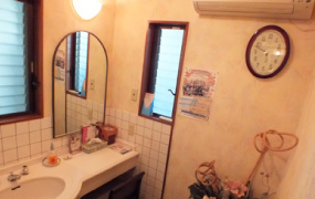 大きな鏡と広いスペースのトイレ